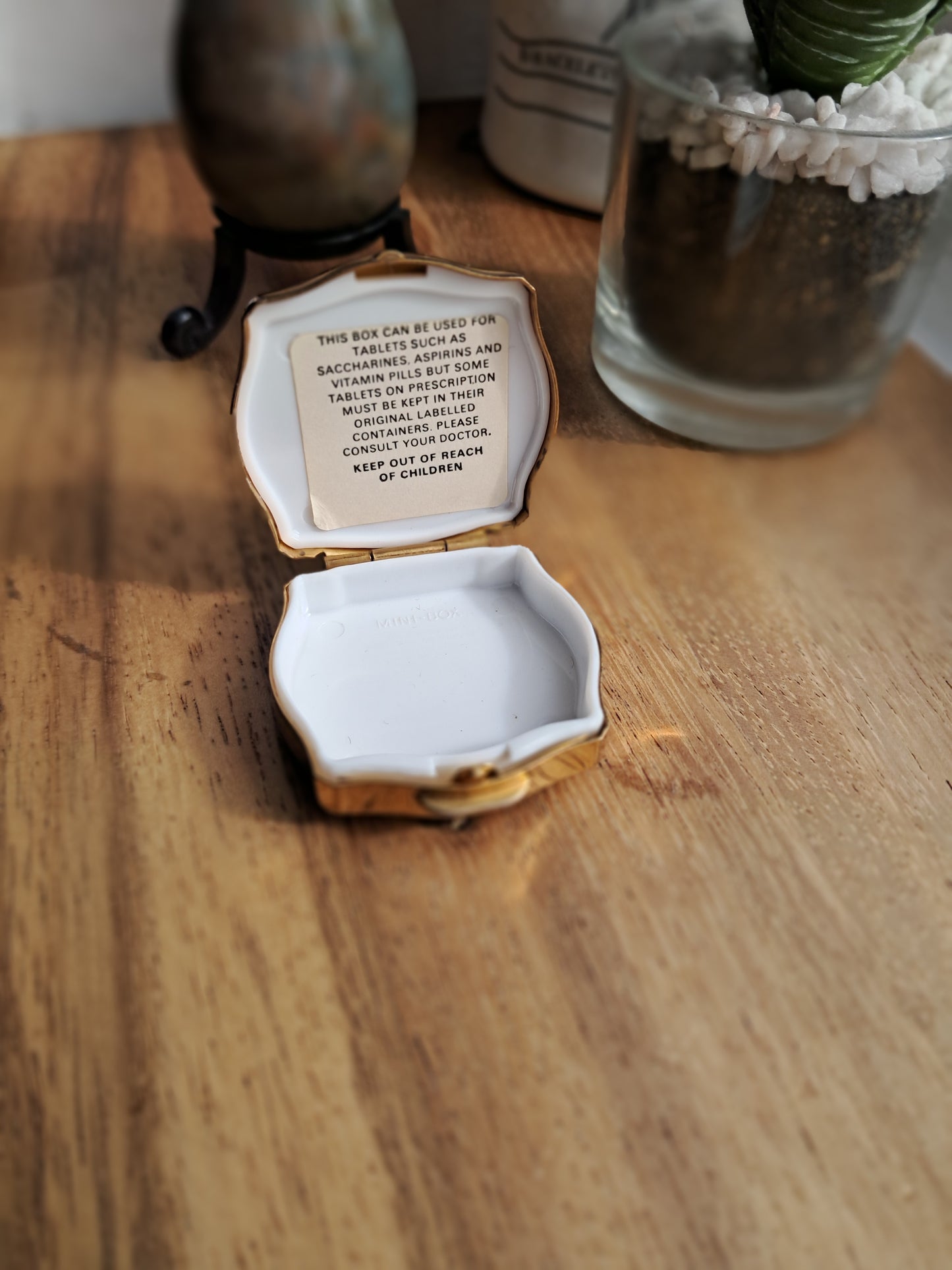 Vintage Trinkets/pill box
